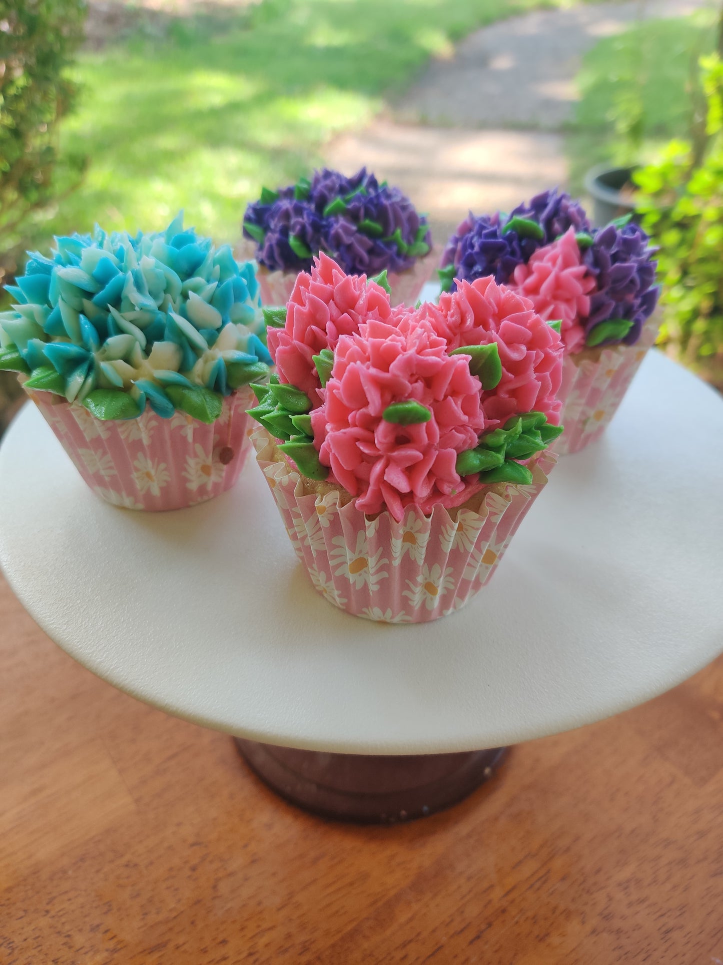 Hydrangea Cupcake Decorating Class $40 8-23-25 2:00-4:00